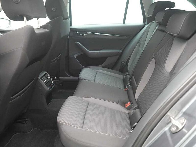 SKODA OCTAVIA Combi Ambition DSG CARPLAY 4xSHZ PDC