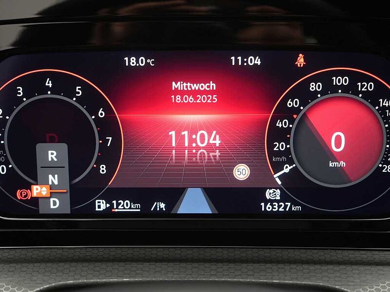 Volkswagen Golf VIII GTI CARPLAY KEYLESS DCC SHZ PDC PANO