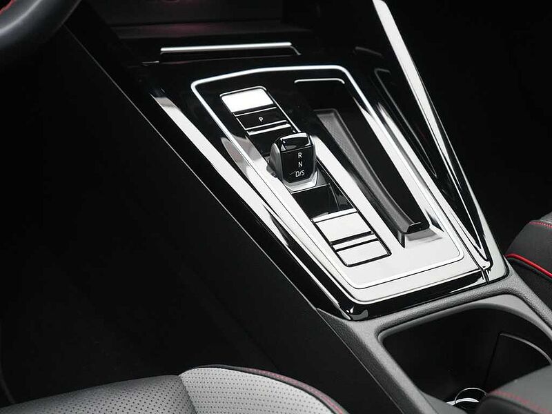 Volkswagen Golf VIII GTI CARPLAY KEYLESS DCC SHZ PDC PANO