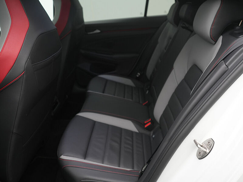 Volkswagen Golf VIII GTI CARPLAY KEYLESS DCC SHZ PDC PANO