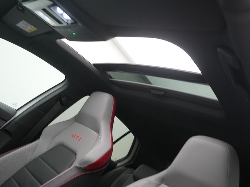 Volkswagen Golf VIII GTI CARPLAY KEYLESS DCC SHZ PDC PANO