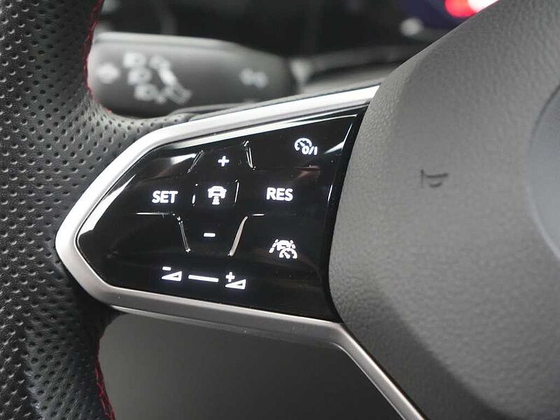 Volkswagen Golf VIII GTI CARPLAY KEYLESS DCC SHZ PDC PANO