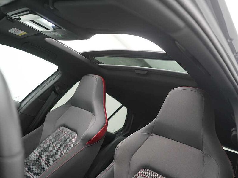 Volkswagen Golf VIII GTI DSG MATRIX PANO AHK SHZ KAM ACC