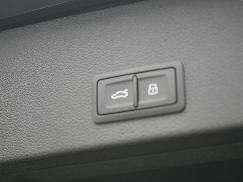 Audi Q2 1.0 30 TFSI S line MATRIX AHK SHZ PDC NAVI