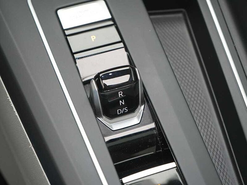 Volkswagen Golf VIII 1.4 eHybrid Style DSG PANO HUD AHK KAM