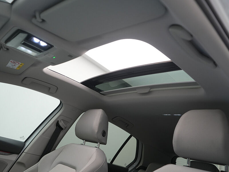 Volkswagen Golf VIII 1.4 eHybrid Style DSG PANO HUD AHK KAM