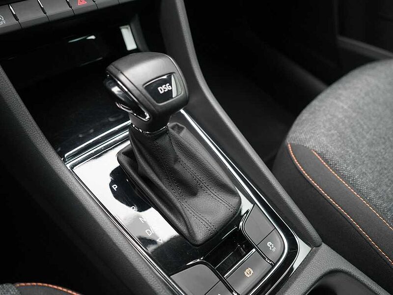 SKODA KAROQ Clever DSG LED KAM SHZ PDC W-LAN