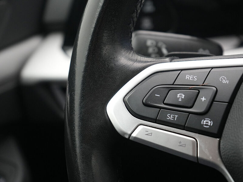 Volkswagen Golf VIII Life DSG ACC NAVI LED PDC CARPLAY