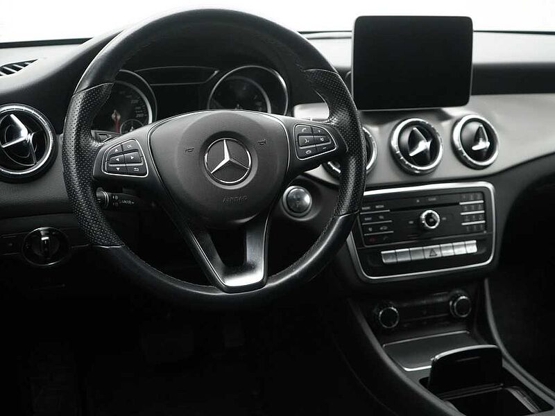 Mercedes-Benz CLA 220 SB Urban 4MATIC LED KAM SHZ PTS STANDHZ